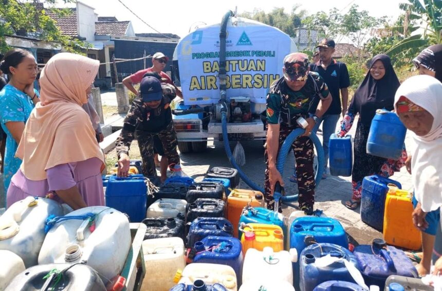 Respons dampak kekeringan, Pimpinan Anak Cabang (PAC) GP Ansor dan Banser Benjeng melalui program Ansor Benjeng Peduli (ABDI) bekerja sama dengan Basnaz Gresik menyalurkan bantuan air bersih kepada warga, Sabtu (14/9/2024). Foto: dok PAC GP Ansor Benjeng/NUGres