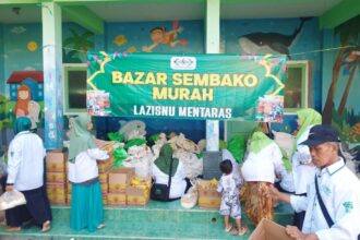 Bazar sembako murah diselenggarakan oleh pengurus Lazisnu Ranting NU Mentaras, Dukun Gresik. Foto: dok Lazisnu PRNU Mentaras/NUGres