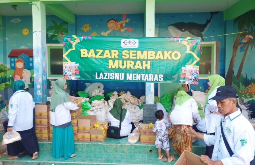 Bazar sembako murah diselenggarakan oleh pengurus Lazisnu Ranting NU Mentaras, Dukun Gresik. Foto: dok Lazisnu PRNU Mentaras/NUGres