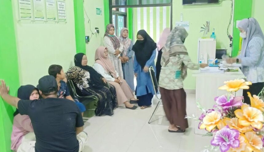 Calon anggota KPPS mengantre melakukan cek kesehatan di Klinik An Nahdlah MWCNU Dukun, Sabtu (28/9/2024) pagi. Foto: Syafik Hoo/NUGres