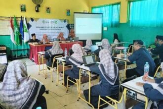 Pengabdian dosen Universitas Qomaruddin berupa pelatihan bagi guru SMP Maa'arif Miftahul Ulum terkait pembuatan modul ajar dan media pembelajaran berbasis Artificial Intelligence (AI). Foto: ist/NUGres