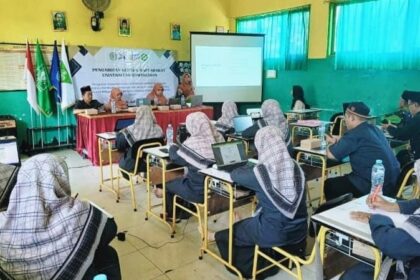 Pengabdian dosen Universitas Qomaruddin berupa pelatihan bagi guru SMP Maa'arif Miftahul Ulum terkait pembuatan modul ajar dan media pembelajaran berbasis Artificial Intelligence (AI). Foto: ist/NUGres