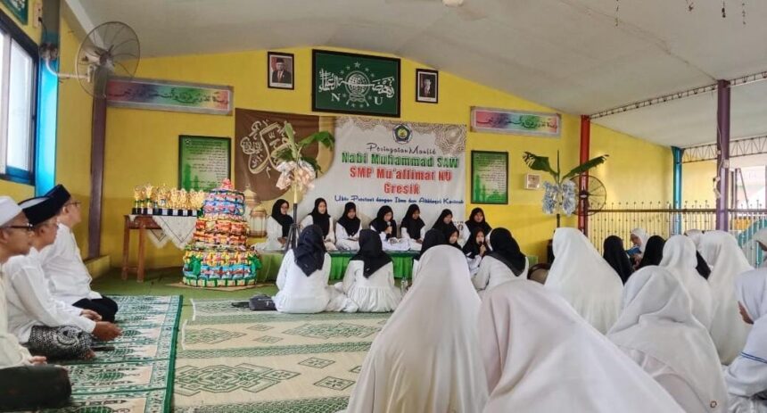 Suasana peringatan Maulid Nabi Muhammad Saw di SMP Mu'allimat NU Gresik. Foto: ist/NUGres