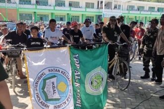 Ratusan peserta ikut Gowes Santri Napak Tilas dalam rangka Haul ke-76 Almaghfurlah KH Musthofa pendiri Pondok Pesantren Tarbiyatut Tholabah Kranji Paciran Lamongan. Foto: Syafik Hoo/NUGres