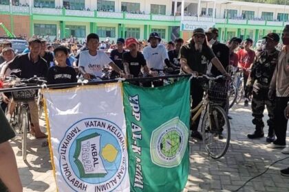 Ratusan peserta ikut Gowes Santri Napak Tilas dalam rangka Haul ke-76 Almaghfurlah KH Musthofa pendiri Pondok Pesantren Tarbiyatut Tholabah Kranji Paciran Lamongan. Foto: Syafik Hoo/NUGres