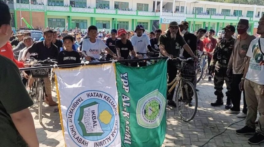 Ratusan peserta ikut Gowes Santri Napak Tilas dalam rangka Haul ke-76 Almaghfurlah KH Musthofa pendiri Pondok Pesantren Tarbiyatut Tholabah Kranji Paciran Lamongan. Foto: Syafik Hoo/NUGres