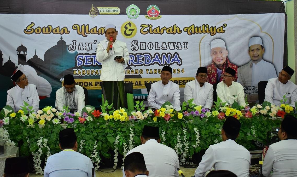 Pimpinan jemaah Seribu Rebana Jombang , KH Nur Hadi saat menyampaikan sambutan. Foto: Syafik Hoo/NUGres