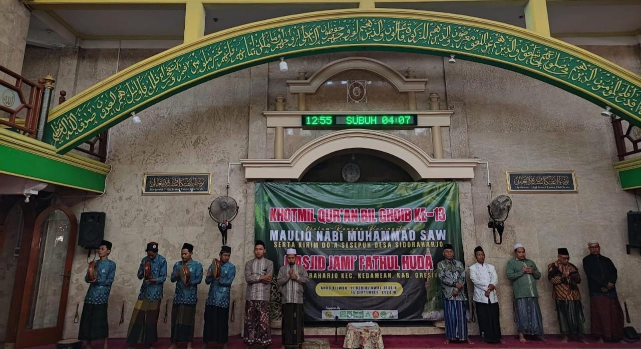 Khotmil Qur'an ke-13 dalam rangkap peringatan Maulid Nabi Muhammad Saw serta kirim doa sesepuh Desa Sidoraharjo, Kecamatan Kedamean Gresik. Foto: Zuhdi Yazid/NUGres