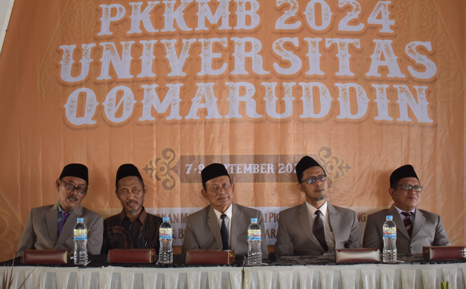 Jajaran Pemangku UQ dan YPP Qomaruddin di tengah ratusan mahasiswa baru yang tengah mengikuti PKKMB. Foto: dok UQ Gresik/NUGres