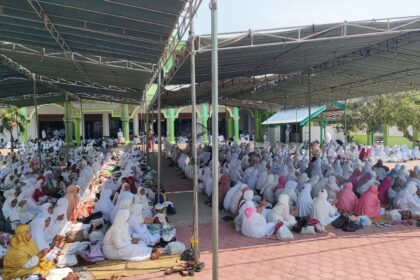 Ribuan jemaah "Sholawat Seribu Rebana" Jombang menggelar Sowan Ulama dan Ziarah Auliya di Pondok Pesantren Al Karimi, Tebuwung Dukun Gresik, Ahad (1/9/2024) siang. Foto: Syafik Hoo/NUGres