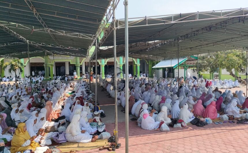 Ribuan jemaah "Sholawat Seribu Rebana" Jombang menggelar Sowan Ulama dan Ziarah Auliya di Pondok Pesantren Al Karimi, Tebuwung Dukun Gresik, Ahad (1/9/2024) siang. Foto: Syafik Hoo/NUGres