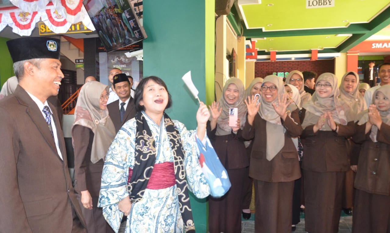 Keceriaan dan kegembiraan menyambut kehadiran native speaker program NIHONGO Partners, Shirai Hitomi Sensei. Foto: dok SMANU 1 Gresik/NUGres