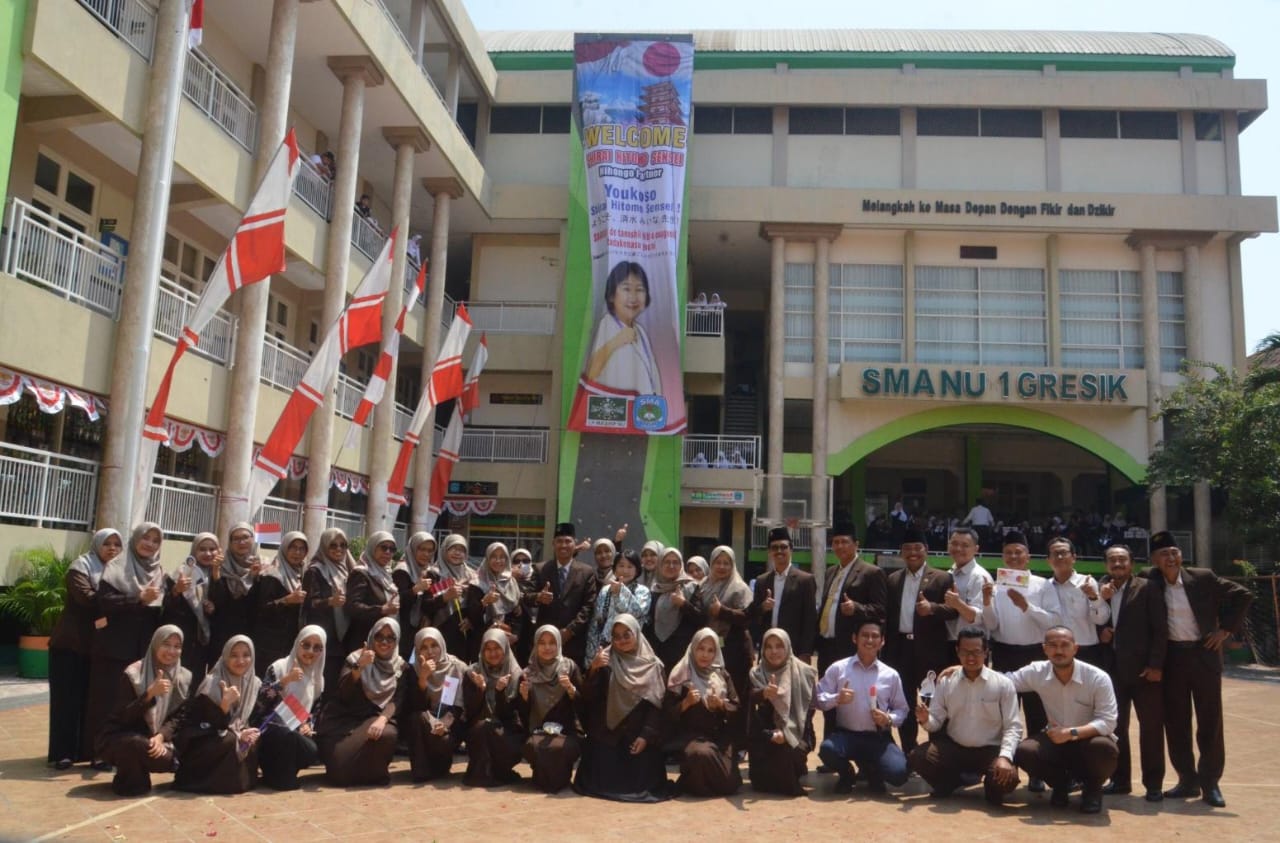 Jajaran guru SMANU 1 Gresik mengabadikan momen dengan berfoto bersama native speaker Shirai Hitomi Sensei Jepang. Foto: dok. SMANU 1 Gresik/NUGres