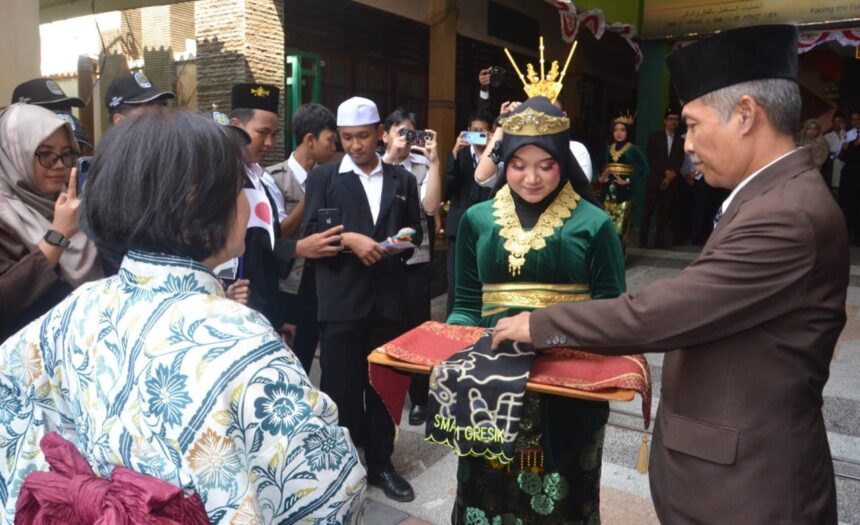 Kepala SMANU 1 Gresik Dr H Agus Syamsudin bersama jajaran guru serta peserta didik menyambut kehadiran native speaker dari Jepang, Senin (2/9/2024). Foto: dok SMANU 1 Gresik/NUGres