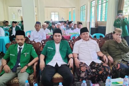 Ketua Pimpinan Cabang GP Ansor Bawean (Kiri, berdasi), Nanang Qosim, saat gelaran Konfercab I PC GP Ansor Bawean yang diselenggarakan 29 - 30 Juni 2024, waktu lalu. Foto: dok PC GP Ansor Bawean/NUGres