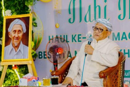 Pengasuh Pondok Pesantren Sunan Bejagung, Semanding Tuban Jawa Timur, KH Abdul Matin Djawahir saat menyampaikan Tabligh Akbar di PP Ihyaul Ulum Dukun Gresik, Kamis (26/9/2024) malam. Foto: dok Panitia Haul Ihyaul Ulum/NUGres