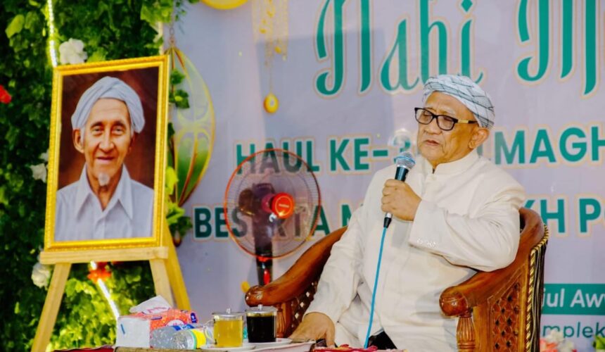 Pengasuh Pondok Pesantren Sunan Bejagung, Semanding Tuban Jawa Timur, KH Abdul Matin Djawahir saat menyampaikan Tabligh Akbar di PP Ihyaul Ulum Dukun Gresik, Kamis (26/9/2024) malam. Foto: dok Panitia Haul Ihyaul Ulum/NUGres