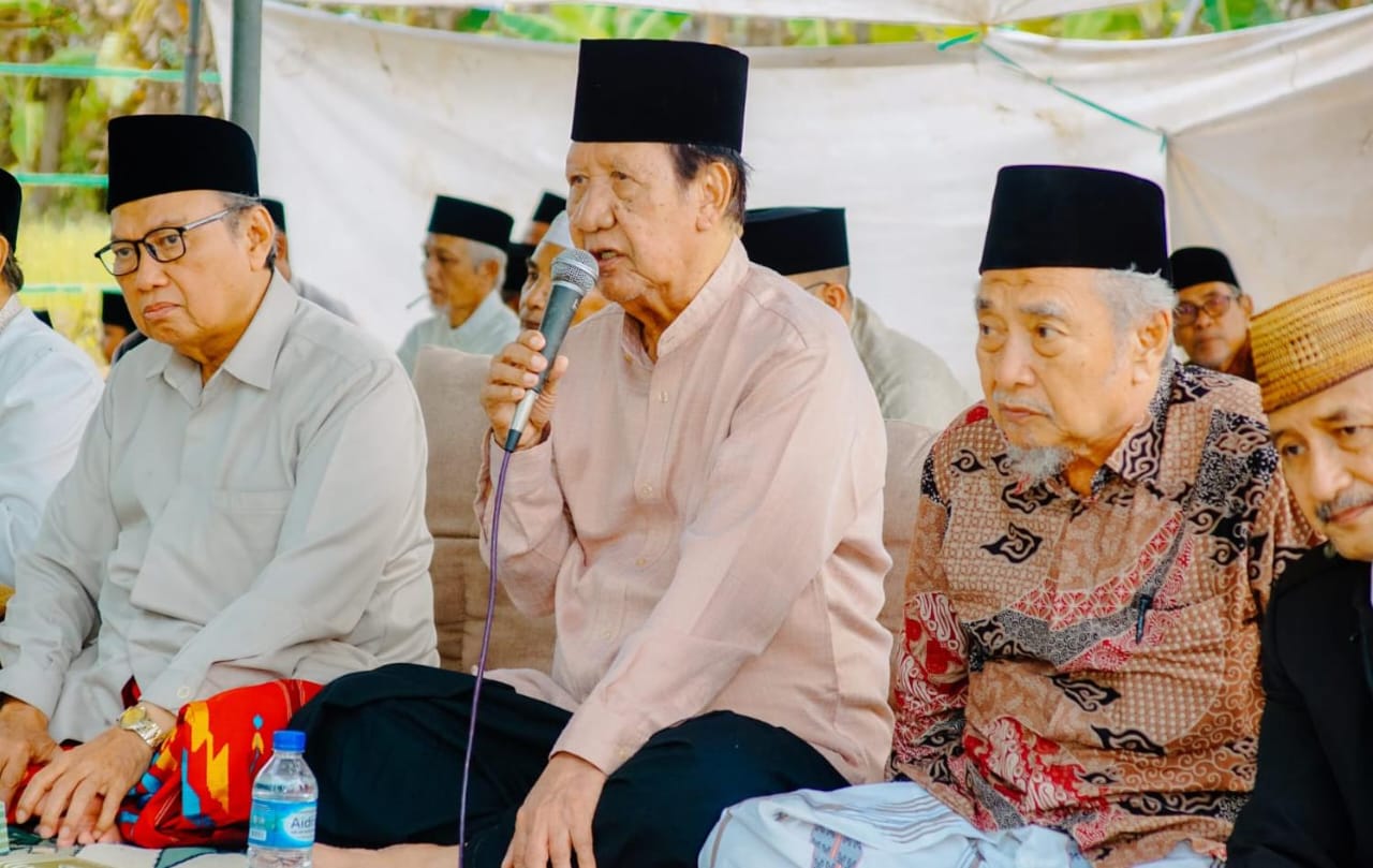 Pemangku Pondok Pesantren Ihyaul Ulum Dukun Gresik KH Afif Ma'shum saat menyampaikan sambutan pada ziarah makbarah almaghfurlah KH Ma'shum Sufyan. Foto: dok Panitia Haul PP Ihyaul Ulum/NUGres