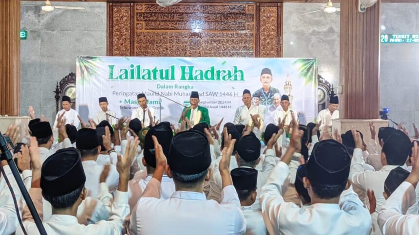 Lailatul Hadrah ISHARI NU di Masjid Jami' Tebuwung Dukun Gresik, Ahad (22/9/2024) malam. Foto: Syafik Hoo/NUGres