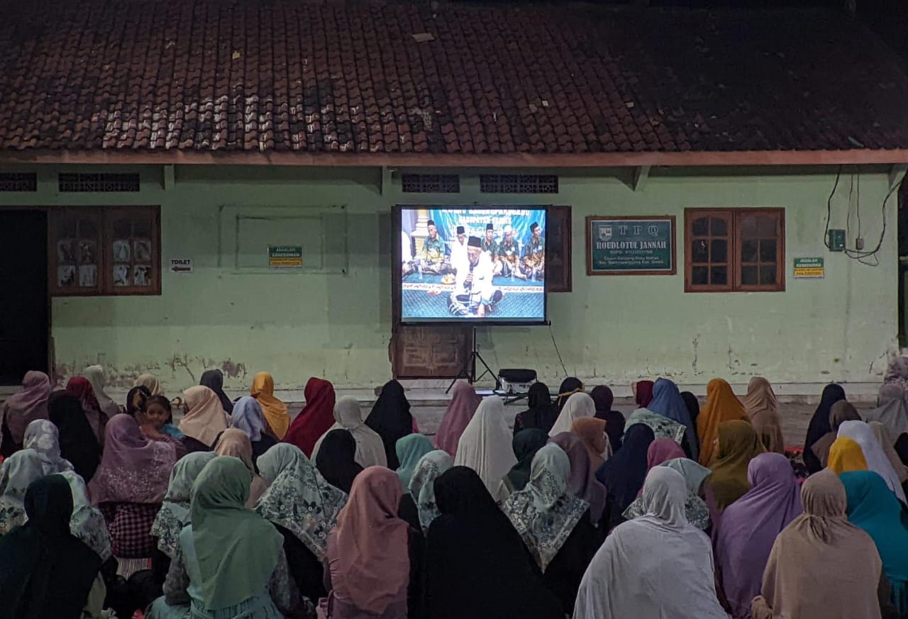 Warga nahdliyin kalangan ibu-ibu nampak antusias mengikuti dan menyimak rangkaian acara Lailatul Ijtima' MWCNU Balongpanggang. Foto: dok MWCNU Balongpanggang/NUGres