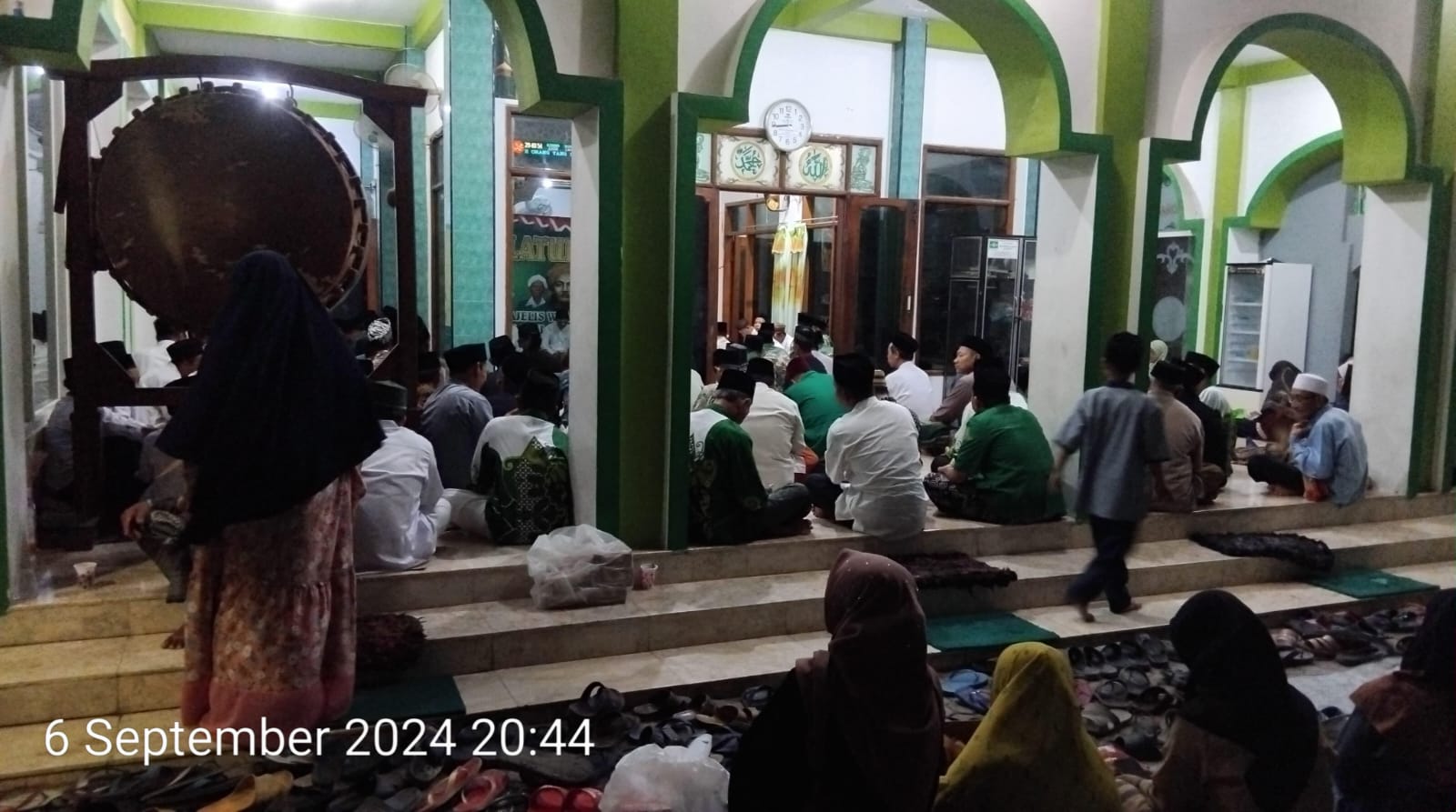 Ratusan jamaah mengikuti rutinan Lailatul Ijtima' yang diselenggarakan oleh MWCNU Kedamean yang diadakan di Masjid Hadzihil Mubarok, Balekambang Ngepung. Foto: dok MWCNU Kedamean/NUGres