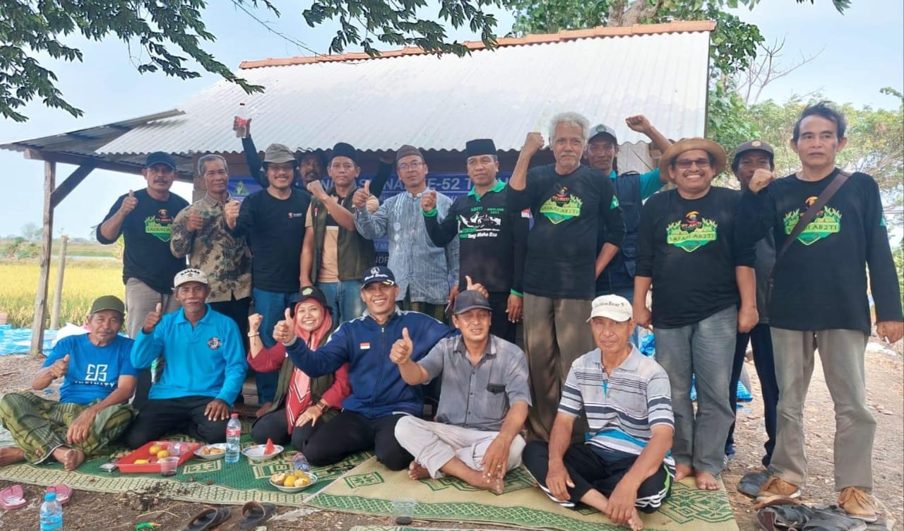 PC LPPNU, Ketan Mapan, Kader Madrasah Pertanian dan para tani mengabadikan momen dengan bersama Prof Andreas. Foto: dok PC LPPNU Gresik/NUGres