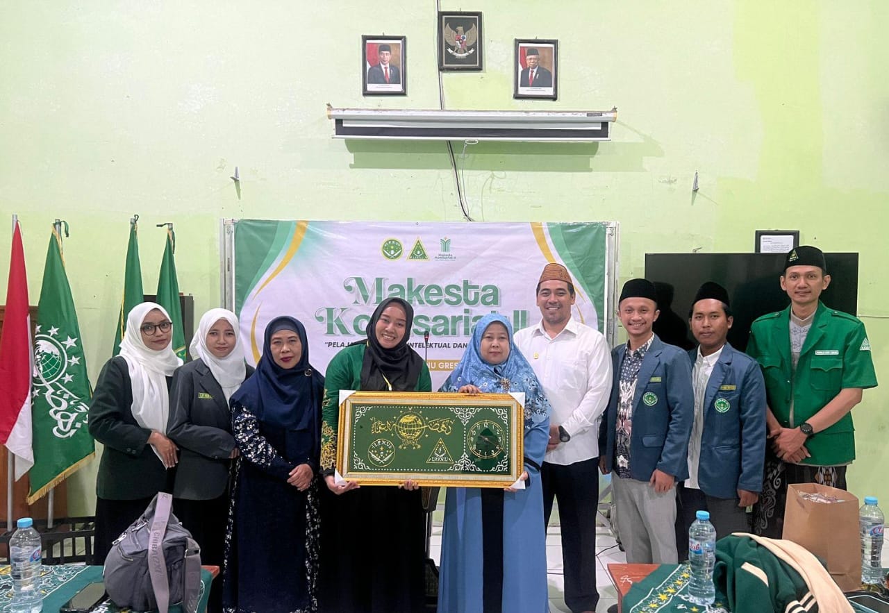 Penyerahan Cinderamata Kepala SMK NU Gresik atas dukungannya terhadap penyelenggaraan Makesta II Komisariat PAC IPNU IPPNU Gresik. Foto: dok PAC IPNU IPPNU Gresik/NUGres