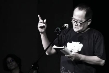 Penyair kenamaan Gresik, Mardi Luhung saat membacakan puisi di peluncuran buku Lagi-lagi Sang Gresik Bercerita. Foto: YouTube Smectra Productio/NUGres