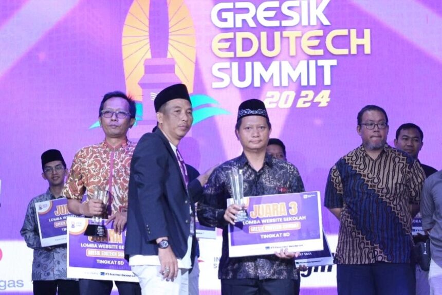 Guru sekaligus Kepala Staf IT MINU Trate Putri Gresik, Rudi Yulianto M.Pd.I, hadir mewakili dan menerima penghargaan dan juara lomba inovasi pendidikan dan teknologi Gresik Edutech Summit yang diselenggarakan media siber Gresiksatu pada Sabtu (28/9/2024). Foto: ig @gresiksatu1/NUGres