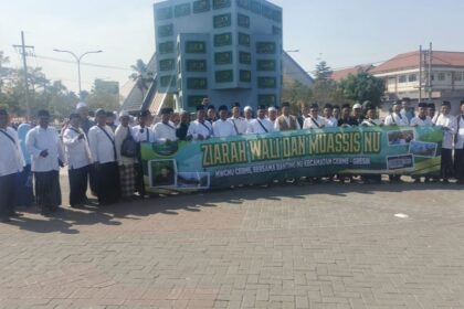 Jajaran pengurus MWCNU bersama Pengurus Ranting NU se-Kecamatan Cerme mengabadikan momen dengan berfoto bersama di area makam Hadratussyaikh KH M Hasyim Asy'ari di Jombang, Ahad (8/9/2024). Foto: dok MWCNU Cerme/NUGres