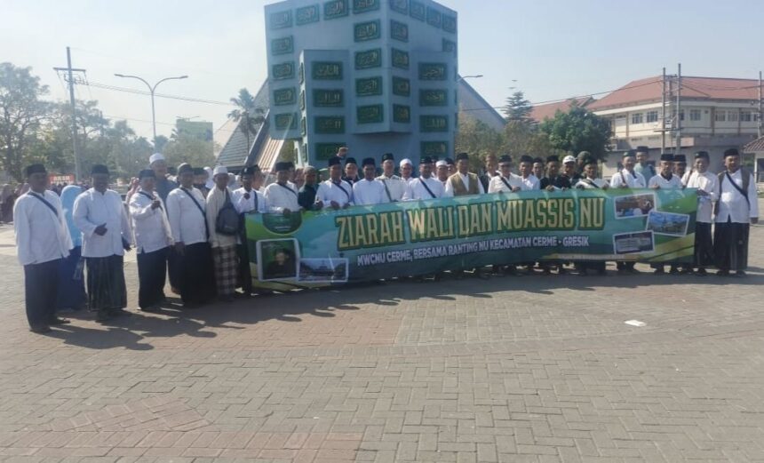 Jajaran pengurus MWCNU bersama Pengurus Ranting NU se-Kecamatan Cerme mengabadikan momen dengan berfoto bersama di area makam Hadratussyaikh KH M Hasyim Asy'ari di Jombang, Ahad (8/9/2024). Foto: dok MWCNU Cerme/NUGres