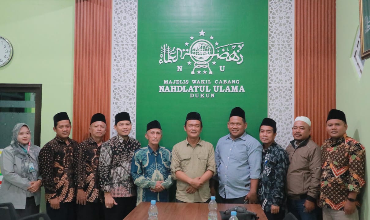 Tim BMT NU bersama MWCNU Ujungpangkah, belajar sistem pengelolaan keuangan ke KSPPS NU Dukun pada Selasa (3/9/2024). Foto: dok MWCNU Ujungpangkah/NUGres