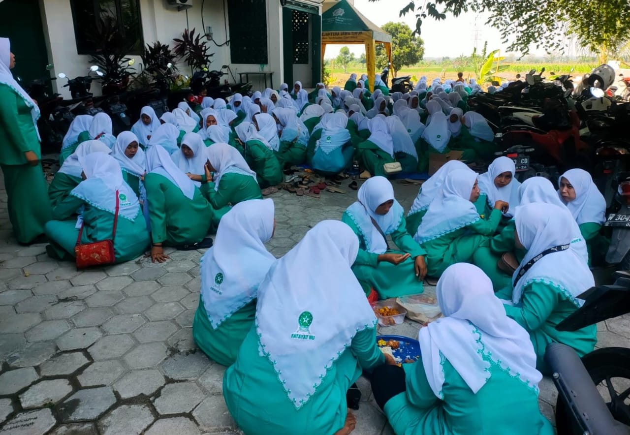 Acara ditutup dengan makan bersama dengan suasan ala santri pondok pesantren. Foto: dok PAC Fatayat NU Dukun/NUGres