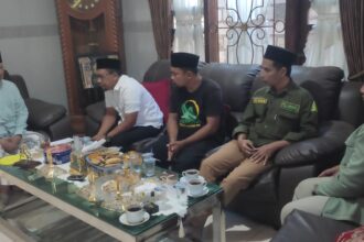 Sowan Pemangku Pondok Pesantren Ihyaul Ulum Dukun Gresik, KH Afif Ma'sum. Ketua Pimpinan Cabang (PC) GP Ansor Gresik Abdul Rokhim dan jajaran, serta panitia Konfercab XVII GP Ansor Gresik meminta arahan dan memohon izin, Senin (16/9/2024). Foto: dok PC GP Ansor Gresik/NUGres