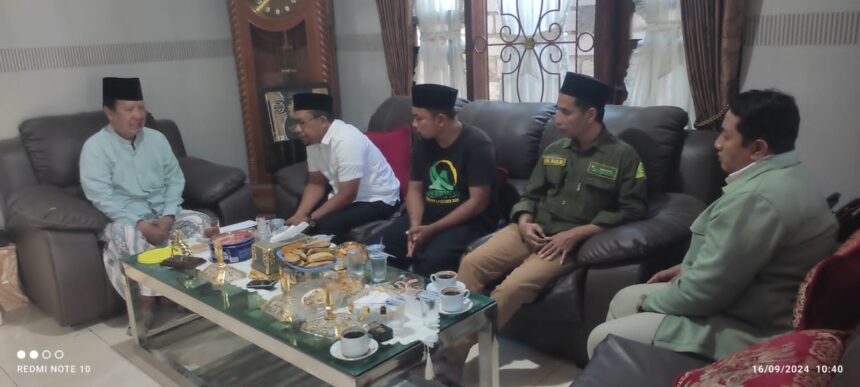 Sowan Pemangku Pondok Pesantren Ihyaul Ulum Dukun Gresik, KH Afif Ma'sum. Ketua Pimpinan Cabang (PC) GP Ansor Gresik Abdul Rokhim dan jajaran, serta panitia Konfercab XVII GP Ansor Gresik meminta arahan dan memohon izin, Senin (16/9/2024). Foto: dok PC GP Ansor Gresik/NUGres