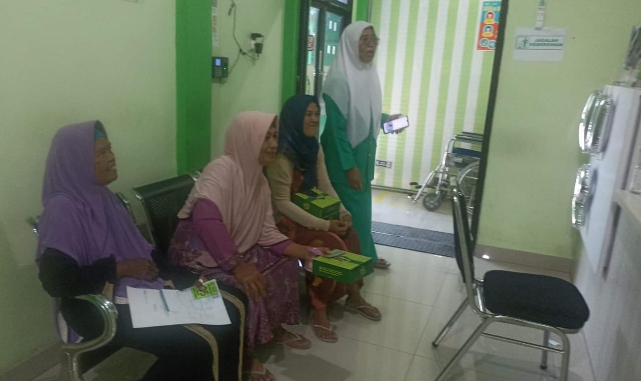 Kalangan perempuan usia produktif memanfaatkan pelayanan gratis yang diberikan Klinik An Nahdlah MWCNU Dukun. Foto: dok MWCNU Dukun