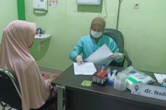 Klinik An Nahdlah MWCNU Dukun Gresik memberikan pelayanan pemeriksaan Prolanis dan IVA secara gratis, Jumat (6/9/2024). Foto: dok MWCNU Dukun/NUGres