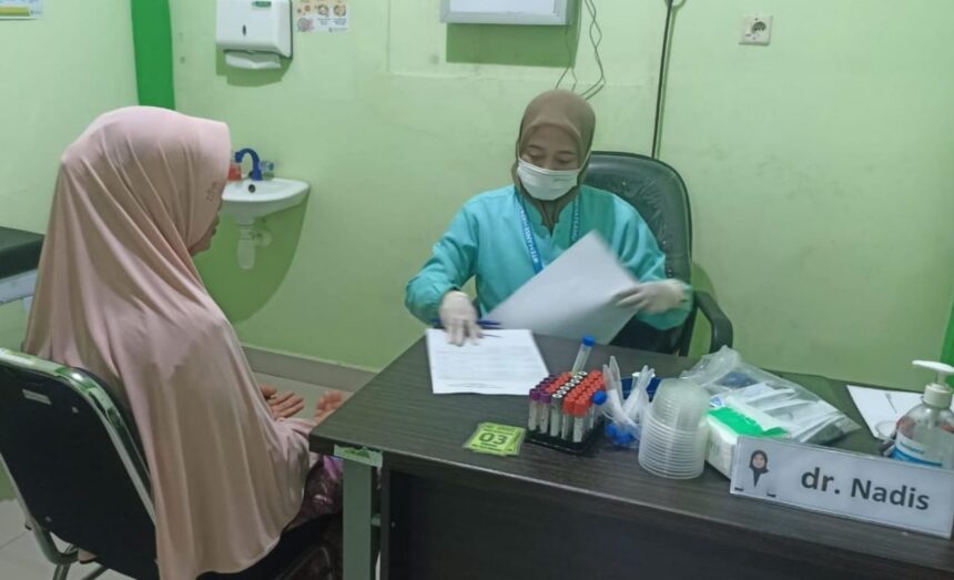 Klinik An Nahdlah MWCNU Dukun Gresik memberikan pelayanan pemeriksaan Prolanis dan IVA secara gratis, Jumat (6/9/2024). Foto: dok MWCNU Dukun/NUGres