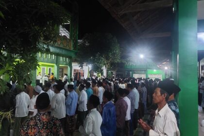 Ribuan jamaah memadati halaman Pondok Pesantren Al Karimi Tebuwung Dukun Gresik guna mengikuti peringatan Maulid Nabi Muhammad dan Haul ke-6 KH M Sabiq Abdullah, Rabu (11/9/2024). Foto: Syafik Hoo/NUGres