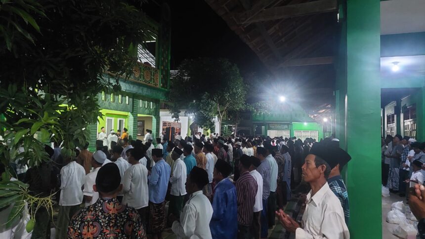 Ribuan jamaah memadati halaman Pondok Pesantren Al Karimi Tebuwung Dukun Gresik guna mengikuti peringatan Maulid Nabi Muhammad dan Haul ke-6 KH M Sabiq Abdullah, Rabu (11/9/2024). Foto: Syafik Hoo/NUGres