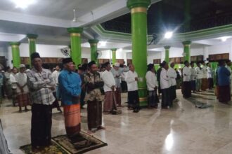 Ratusan jamaah dengan khidmat mengikuti peringatan Maulid Nabi di Masjid Salafiyyah Pondok Pesantren (PP) Al Karimi Tebuwung, Dukun Gresik. Foto: Syafik Hoo/NUGres