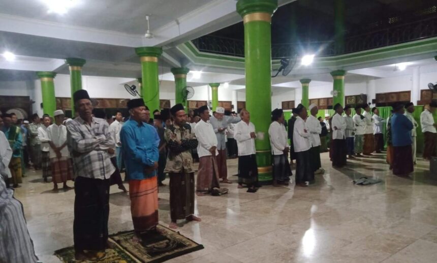 Ratusan jamaah dengan khidmat mengikuti peringatan Maulid Nabi di Masjid Salafiyyah Pondok Pesantren (PP) Al Karimi Tebuwung, Dukun Gresik. Foto: Syafik Hoo/NUGres