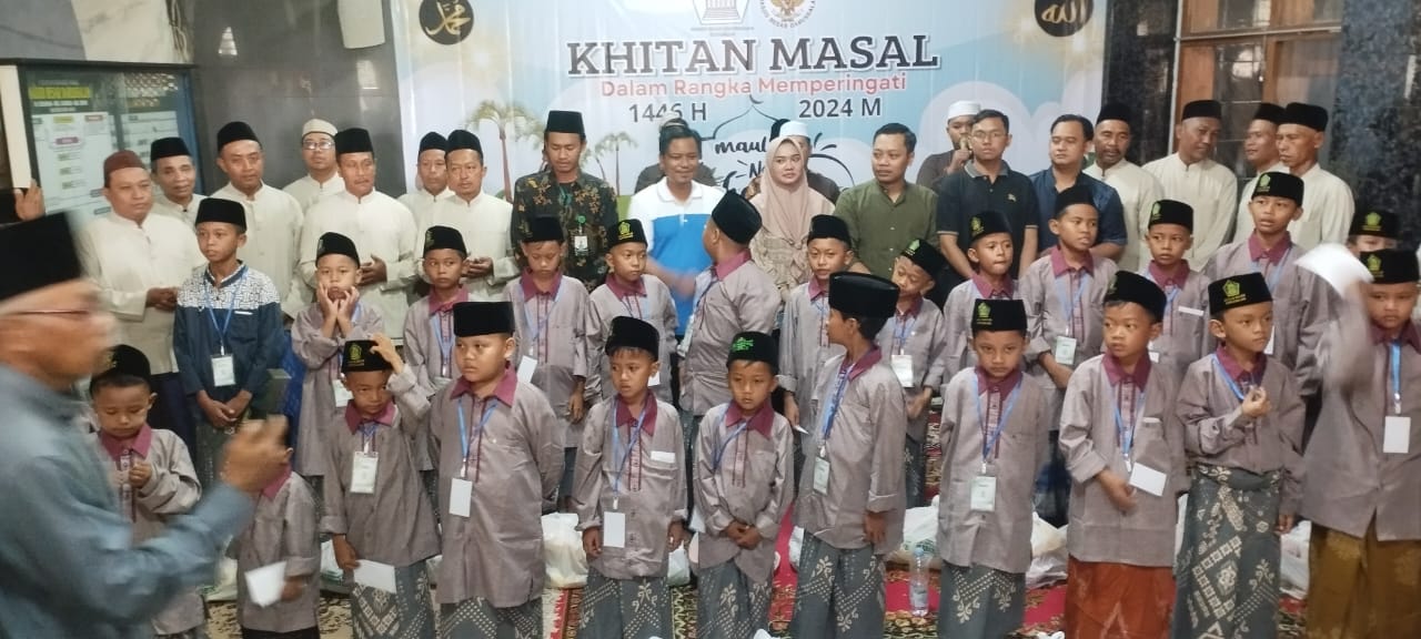 Puluhan peserta khitan massal Masjid Besar Darussalam Kedamean Gresik mengikuti rangkaian acara, Sabtu (21/9/2024) malam. Foto: dok Takmir Masjid Besar Darussalam Kedamean/NUGres