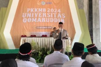 Rektor Universitas Qomaruddin Prof. Dr. Aswadi, M.Ag menyapa ratusan mahasiswa baru yang memilih Universitas Qomaruddin untuk memulai perjalanan studinya, Sabtu (7/9/2024). Foto: dok UQ Gresik/NUGres