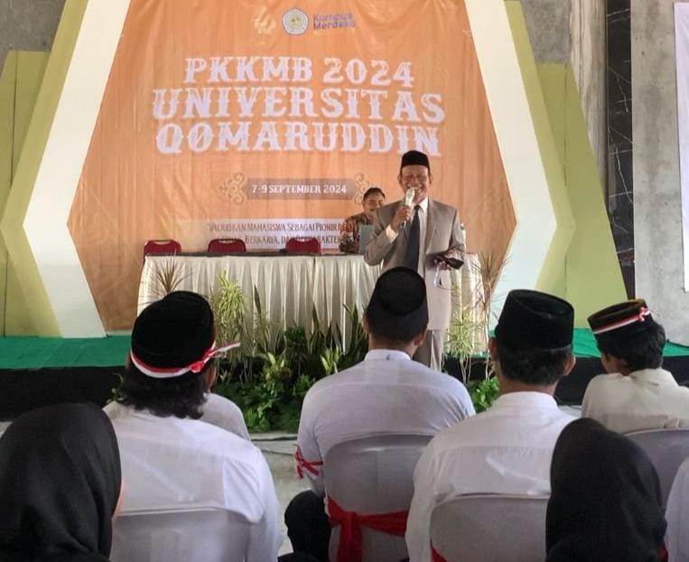 Rektor Universitas Qomaruddin Prof. Dr. Aswadi, M.Ag menyapa ratusan mahasiswa baru yang memilih Universitas Qomaruddin untuk memulai perjalanan studinya, Sabtu (7/9/2024). Foto: dok UQ Gresik/NUGres