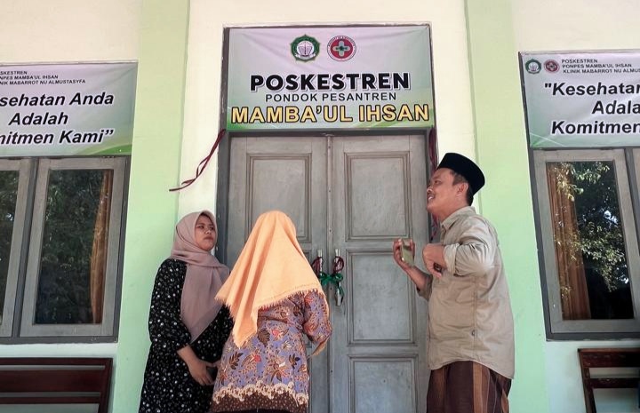 Peluncuran program Poskestren Klinik Mabarrot Al Mustasyfa bekerja sama dengan Pondok Pesantren Mamba'ul Ihsan Desa Banyuurip, Ujungpangkah Gresik ditandai dengan pemotongan pita pada Rabu (25/9/2024). Foto: dok PP Mamba'ul Ihsan Ujungpangkah Gresik/NUGres