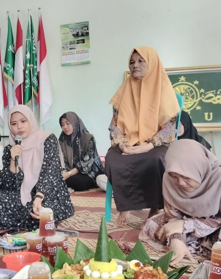 Pendiri sekaligus pengasuh utama Ponpes Mamba'ul Ihsan Ibu Nyai Hj Fatayah Mahsun (duduk di kursi) yang merupakan santri langsung almaghfurlah KH Bisri Syansuri Denanyar Jombang, nampak hadir mengikuti launching Poskestren kerja sama Ponpes dan Klinik Mabarrot Al Mustasyfa Ujungpangkah. Foto: dok PP Mamba'ul Ihsan Ujungpangkah/NUGres