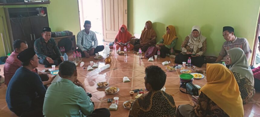 Sejumlah kepala madrasah naungan LP Ma'arif MWCNU Dukun mengikuti rapat koordinasi dan persiapan kegiatan menyambut Hari Lahir (Harlah) Ma'arif NU ke-95, Selasa (10/9/2024). Foto: dok LP Ma'arif MWCNU Dukun/NUGres