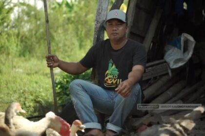 Anggota GP Ansor Balongpanggang Gresik, sahabat Saifulloh di kandang peternakan mentok jumbo miliknya. Foto: Tangkapan layar Youtube Ansor Balongpanggang/NUGres