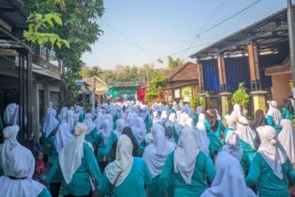 Senam Persahabatan PAC Fatayat NU Balongpanggang Gresik Diikuti Ribuan Peserta, Ahad (15/9/2024). Foto: dok PAC Fatayat NU Balongpanggang/NUGres